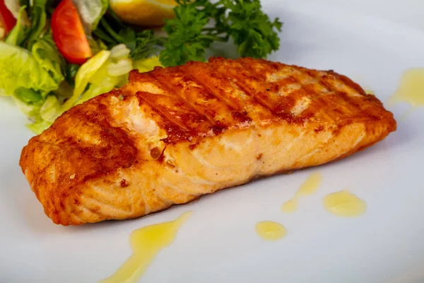 Lezzetli ızgara somon hissesi salata ile