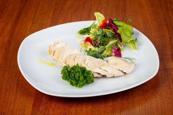Leckere Gekochte Hähnchenbrust Mit Salat — Stockfoto