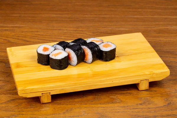 Lezzetli somon suşi rulo seti