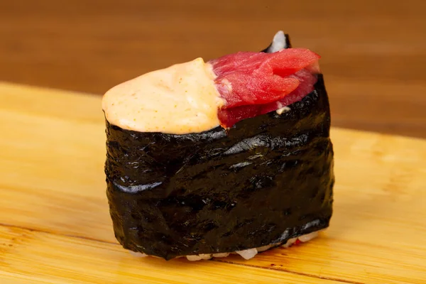 Lezzetli baharatlı ton balığı suşi roll
