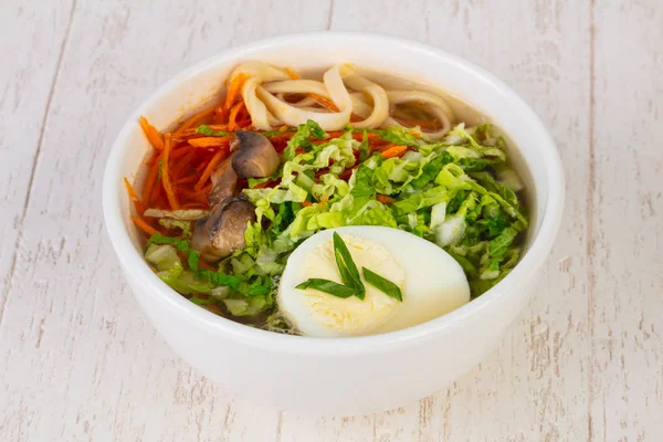 Asya geleneksel Ramen çorba, yumurta