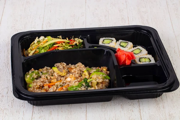 Rulo, şehriye ve et ile bento