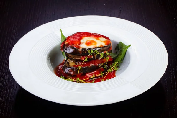 Peynir ve domates soslu patlıcan kahvaltilari iştah açıcı