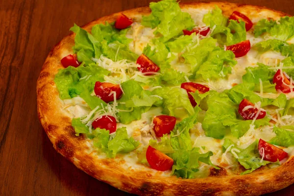 Pizza Sezar tavuk ve salata ile