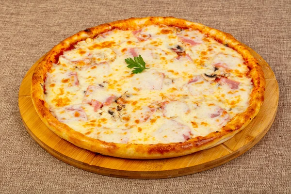 Jambonlu ve mantarlı pizza.