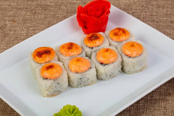 Peynir ve somon ile baharatlı rulo