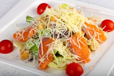 Sezar somon salata parmesan peyniri ile