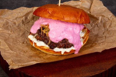 Etli ve peynirli hamburger.