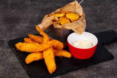 Soslu balık ve patates kızartması