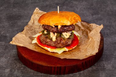 Etli ve peynirli hamburger.