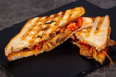 Sığır eti ve domates ile sandviç