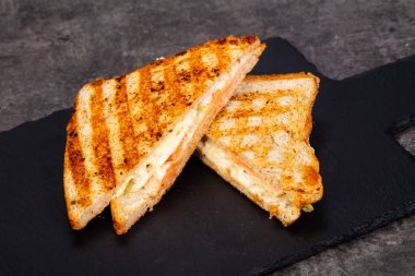 Somon ve peynirli sandviç.