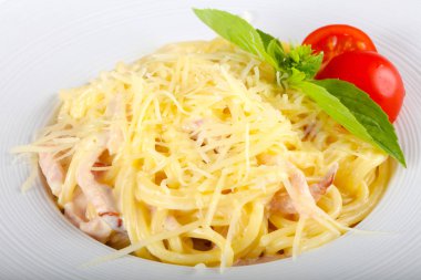Makarna Carbonara fesleğen yaprakları hizmet.