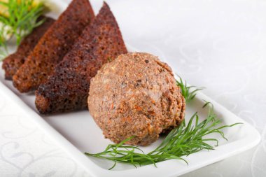 Ekmek ve salatalık turşusu ile karaciğer spreas