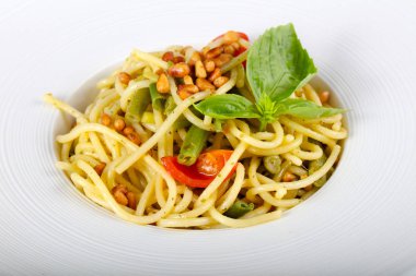 Vejetaryen makarna ile yeşil fasulye