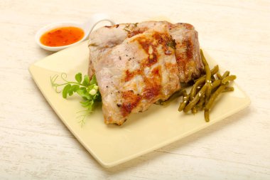 Kızarmış domuz kaburgası.