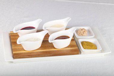 Soslar ürün yelpazesine karıştırın beyaz masaya