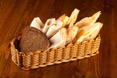 Leziz cheesecake ahşap arka plan üzerinde karamel