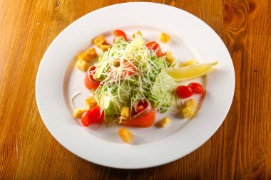 Sezar salatası somon ve peynir