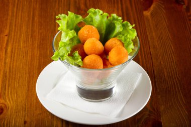 Leziz cheesecake ahşap arka plan üzerinde karamel