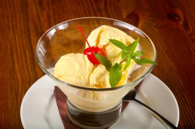 Vanilyalı dondurma ile nane ve kiraz