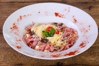 jambon ve mantar ile makarna