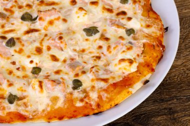 Somon ve Kapari yumuşak peynirli pizza