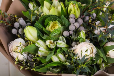 Çeşitli çiçek ile romantik buket