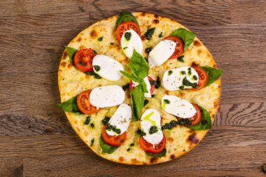 Pizza Caprese fesleğen ve mozarella