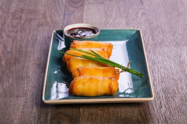 Soğan böreği sos ile servis