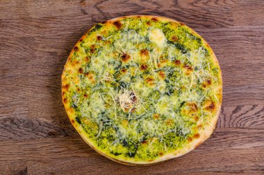 Pesto ve peynirli pizza