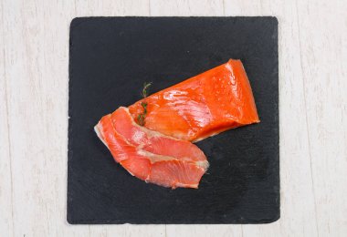 Tuz ve baharatlar ile ham alabalık filetosu