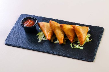 Soslu sıcak et hamur işleri