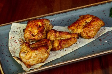 Tavuk barveque beyaz ekmek ile