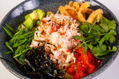 Yengeç eti ile poke