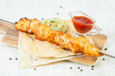 Izgara tavuk Barbekü sos ve soğan ile