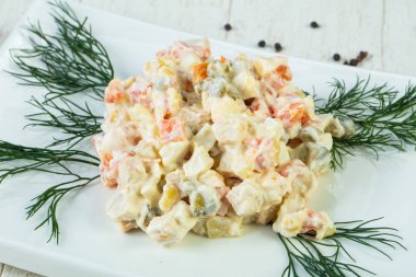 Dereotu hizmet geleneksel Rus salatası