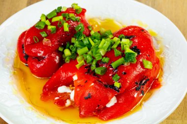 Peynirli kırmızı biber dolması