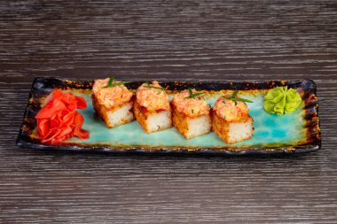 Gevrek pirinç ton balığı ve wasabi ile rulo