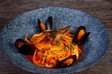 Shrump ve kelepçeler ile lezzetli kırmızı spagetti
