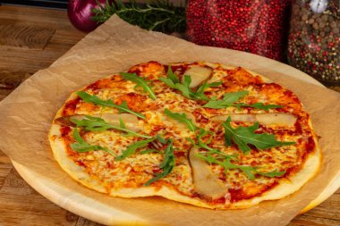 Meyve lezzetli pizza ile armut