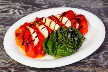 Mozzarella peyniri ile lezzetli ızgara biber salatası