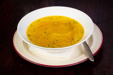 Şehriye ve kaşık ile tavuk çorbası