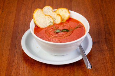 Ekmek ve fesleğen ile lezzetli gaspacho çorbası