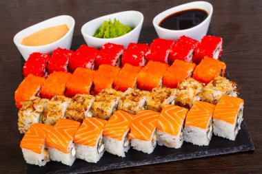 Soslar ve wasabi ile lezzetli California ve Philadelphia suşi