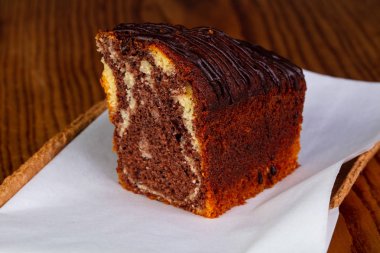 Leziz cheesecake ahşap arka plan üzerinde karamel