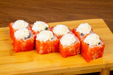 Lezzetli umi krem peynir ile üst alır.