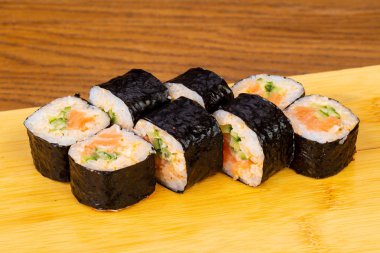 Salatalık ile lezzetli baharatlı rulo