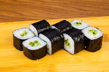 İştah açıcı salatalık sushi roll seti