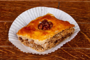 Ahşap arka plan üzerinde tatlı Paklava pasta